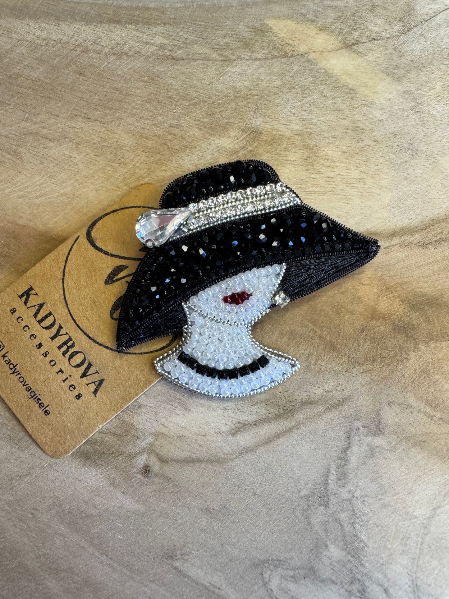 Brooch Lady in a black hat
